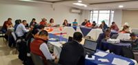 La imagen puede contener: una o varias personas, personas sentadas, oficina, pantalla e interior