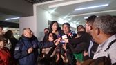 La imagen puede contener: 3 personas, personas sentadas