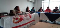 La imagen puede contener: 3 personas, personas sentadas